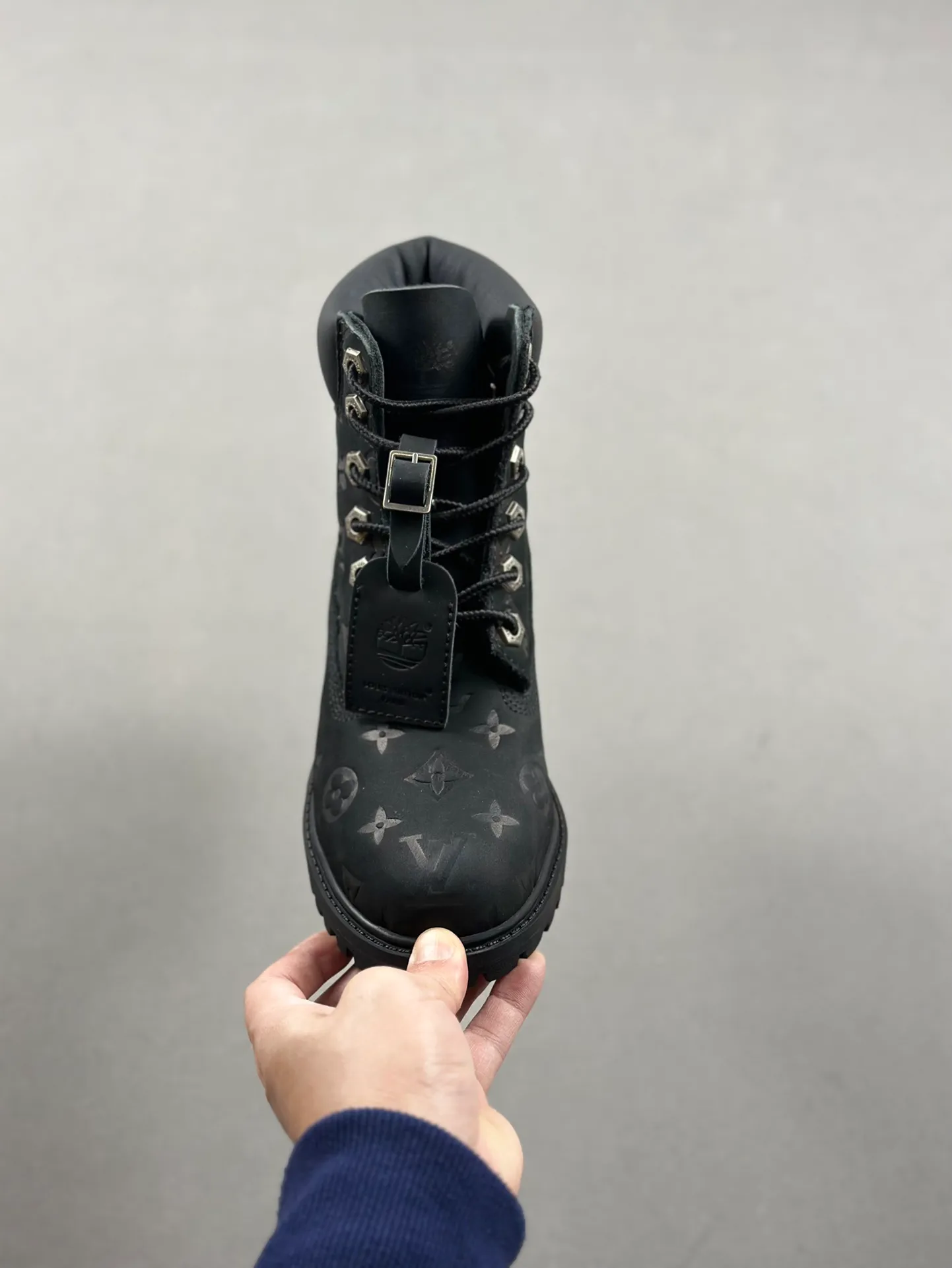 Local pick-up 💰1100 supports delivery. The same style of Jiaer is pure and original. Produced by Zhongshan Factory. Louis Vuitton As the first collaboration between the two parties, this shoe redefines the classic design of Timberland's 6-inch rhubarb boots. Timberland/Timberland's 6-inch full-print presbyopic rhubarb boots pay homage to the classic yellow boot shape of the 1996 Grandmaster Flash. Original hardware molded lace buckles. Newly upgraded top-notch craftsmanship. OEM by Zhongshan factory. Original imported leather - independent private mold outsole, correct logo, non-market wrong version. Original and consistent full-grain nubuck leather collar, all-cow lining, brand new original packaging shoe box, exclusive supply to the market, official item number: 1AD7YN, size: 35 36 37 38 39 40 41 42 43 44 45 46